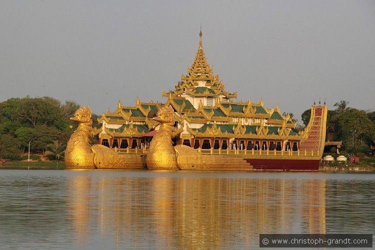 9_LakeKandawgyi_(Yangon)_02